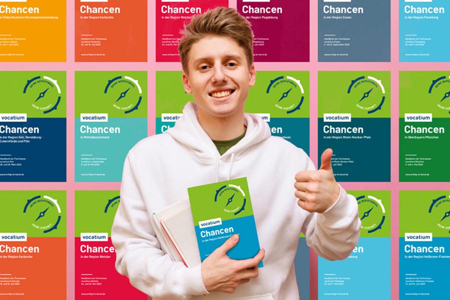 [Translate to English:] Schüler mit Messehandbuch Chancen der vocatium