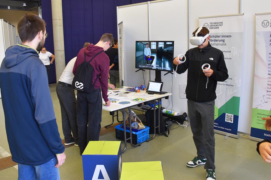 [Translate to English:] Schüler testet auf Forum MINT einer vocatium VR-Brille