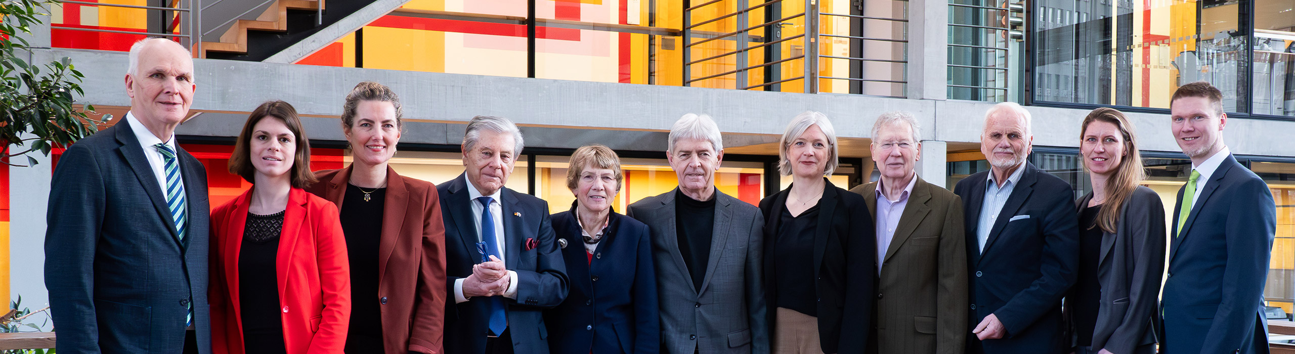 Es werden die Mitglieder des Kuratorium gezeigt, die nebeinander stehen