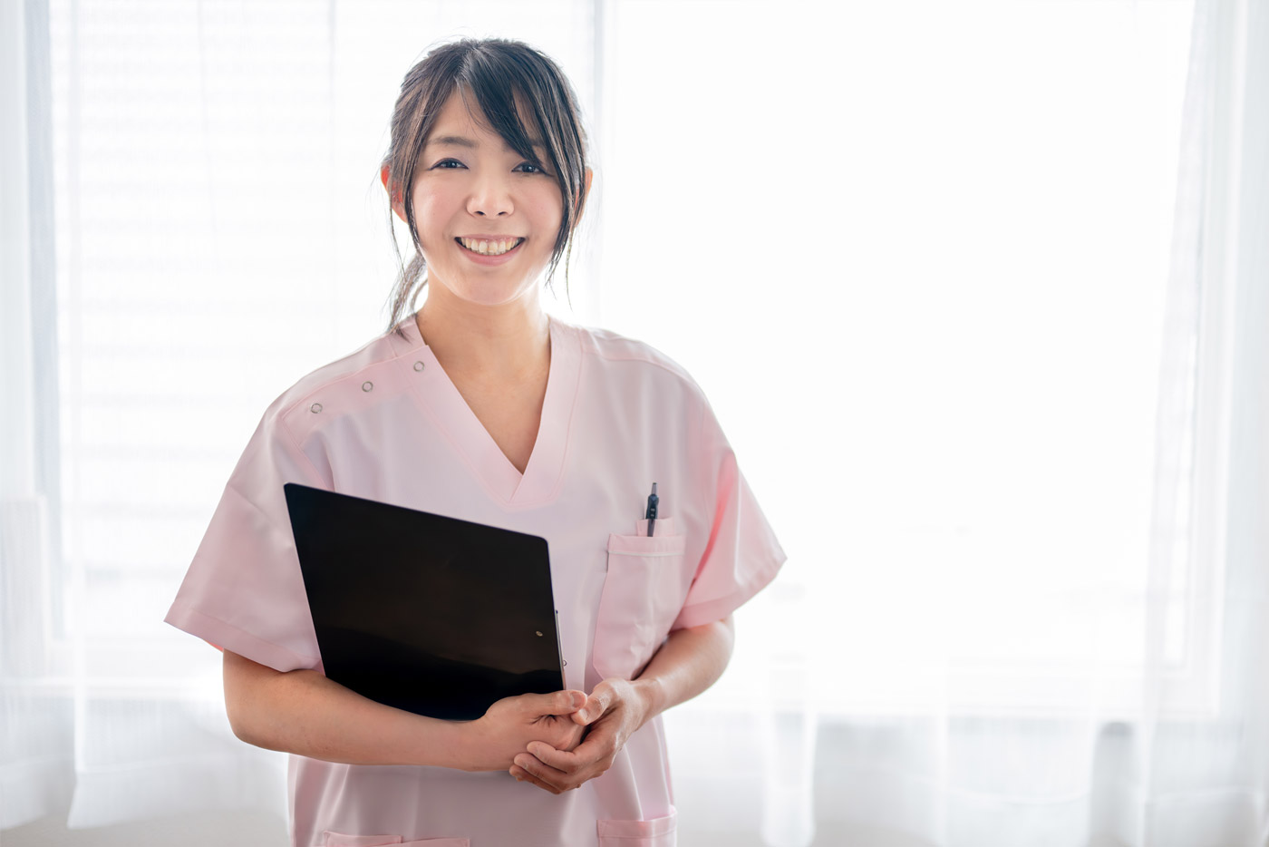 Asiatische Person in medizinischer Dienstkleidung