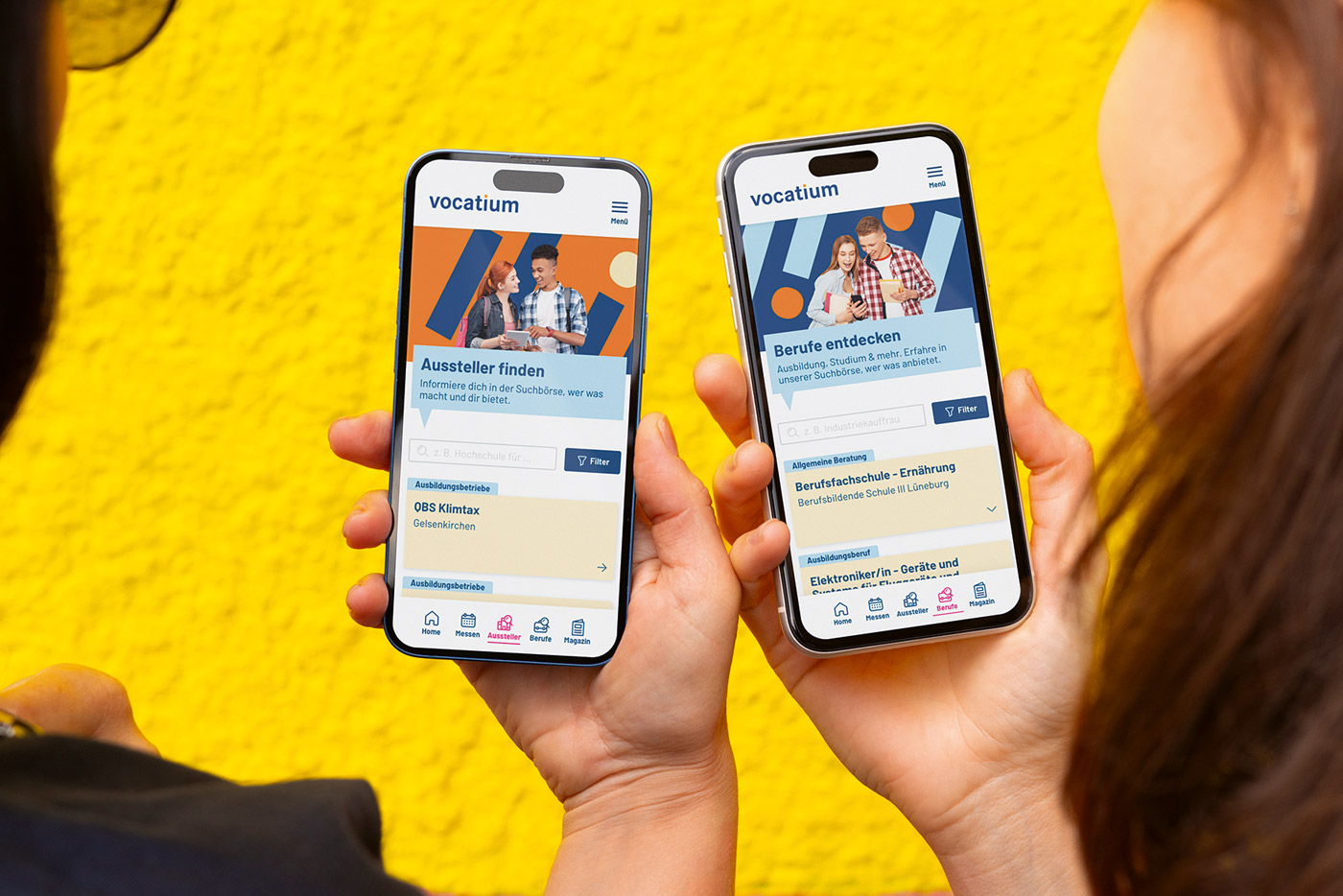 Zwei Hände mit zwei Smartphone, die die Berufesuche und die Ausstellersuche auf www.vocatium.de zeigen