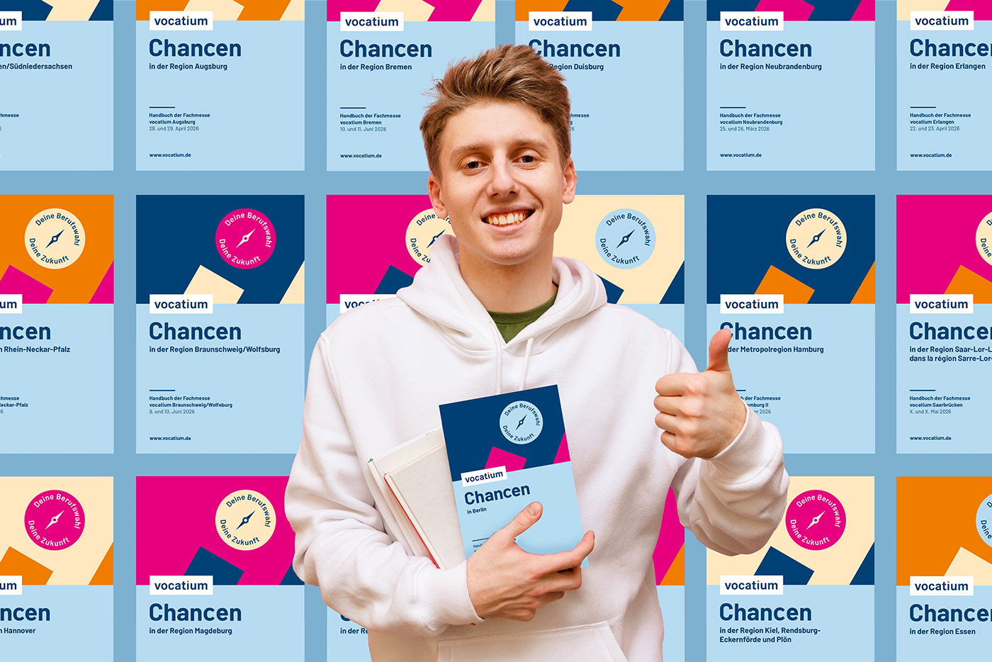 Junge mit Buch zur Messe vocatium und vor Bücherwand. Titel des Buches "Chancen in ..." 