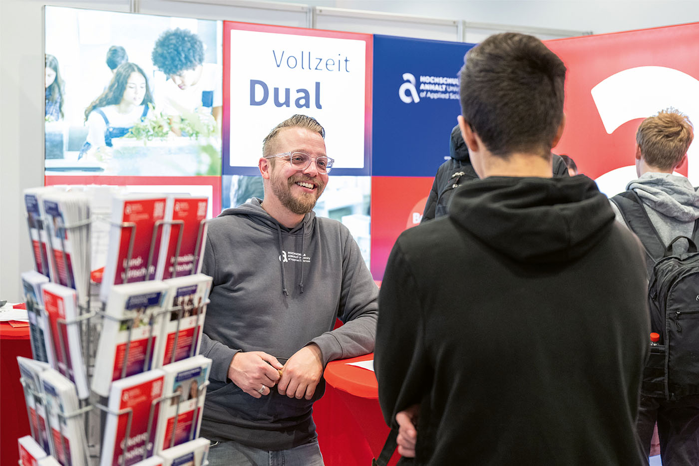 Mann im Beratungsgespräch lacht